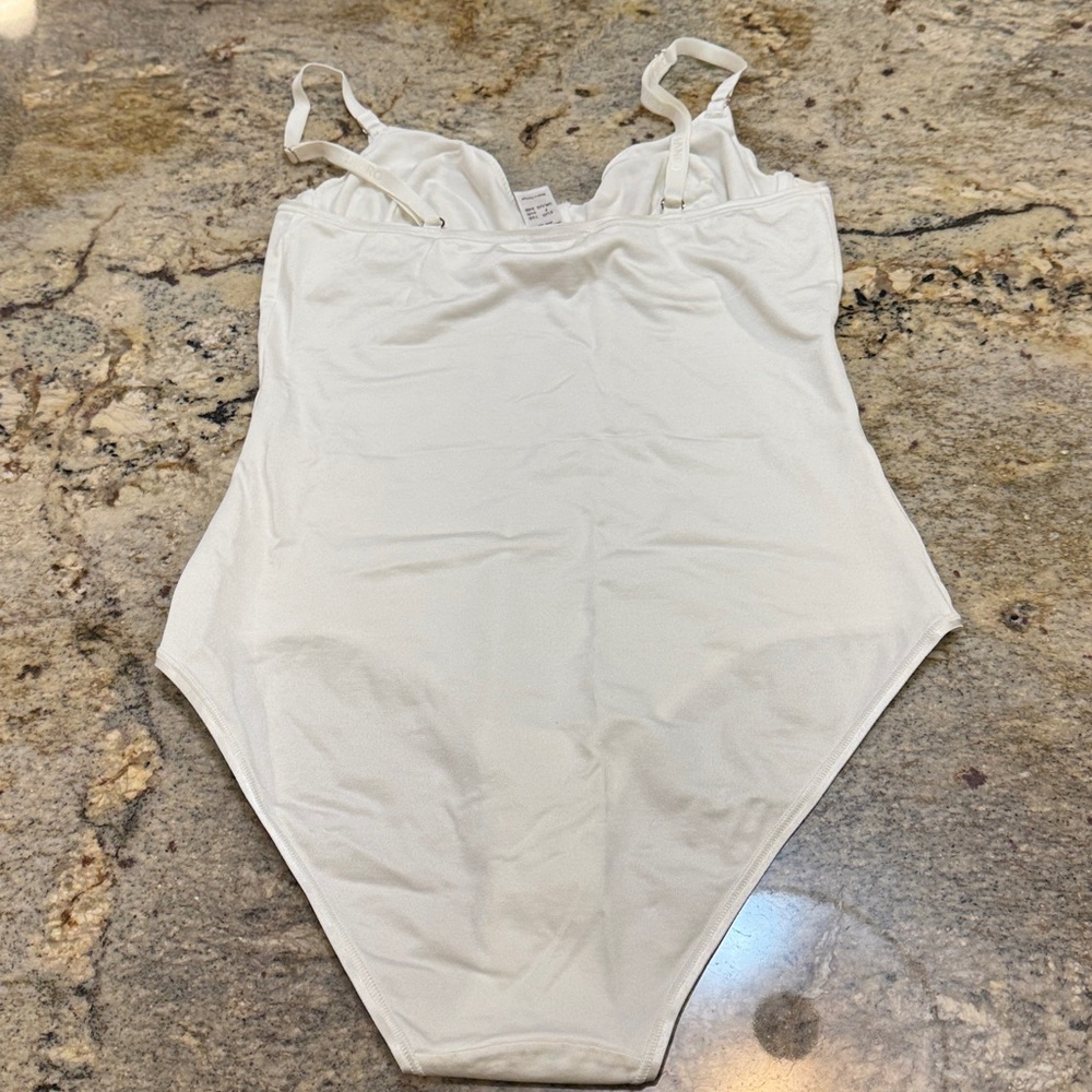 Hanro off white Allure Bra one piece cami with snaps. - Picture 3 of 4